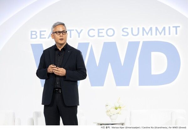 김승환 아모레퍼시픽&nbsp;대표이사가 11일&nbsp;2026 WWD Beauty CEO Summit’에서 K뷰티 산업의 경쟁력과 지속 성장 전략을 발표ㅎㅏ고 있다. [아모레퍼시픽​​​​​​​ ]