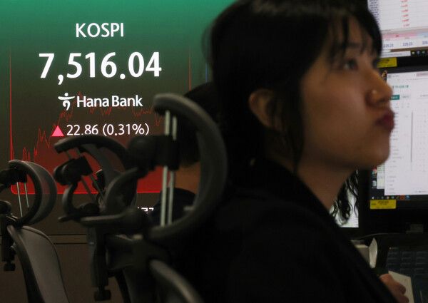 18일 서울 중구 하나은행 딜링룸 모습. [연합뉴스]