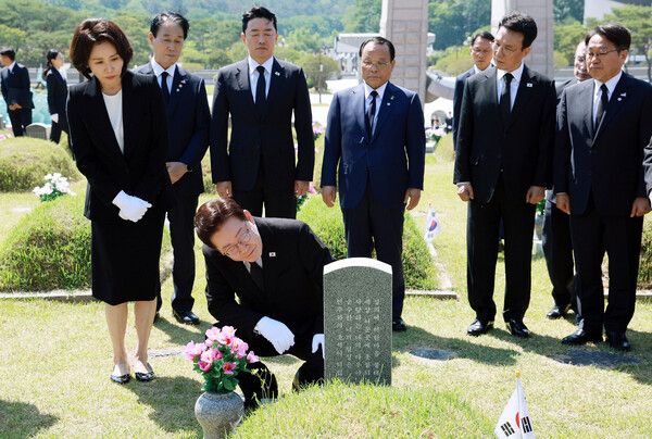 이재명 대통령이 18일 광주 북구 5·18 민주묘지에서 양창근 열사 묘소를 둘러보고 있다. [연합뉴스]