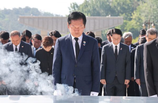 더불어민주당 총괄상임선대위원장인 정청래 대표가 5·18 민주화운동 46주년 기념일인 18일 광주 북구 국립 5·18민주묘지를 찾아 참배하고 있다. [연합뉴스]