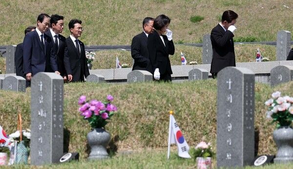 이재명 대통령과 김혜경 여사가 18일 광주 북구 5·18민주묘지 묘역을 둘러보고 있다. [연합뉴스]