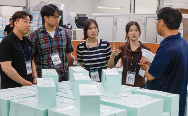 공정선거 참관단이 17일 오후 경기도 파주시 한 인쇄소에서 제9회 전국동시지방선거 투표용지가 제작에 대해 관계자의 설명을 듣고 있다. [연합뉴스]