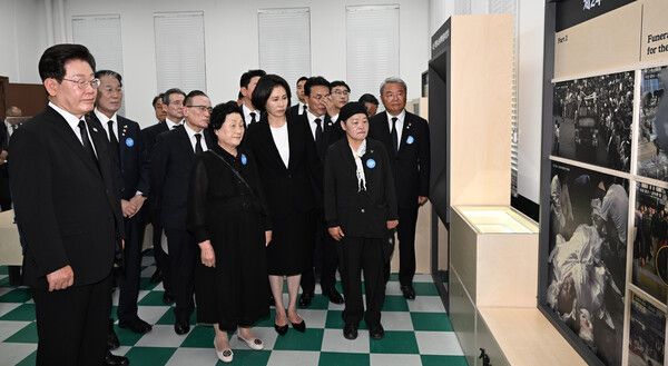 이재명 대통령과 김혜경 여사가 제46주년 5·18민주화운동 기념일인 18일 광주 동구 옛 전남도청에서 개관 특별전을 관람하고 있다. [연합뉴스]