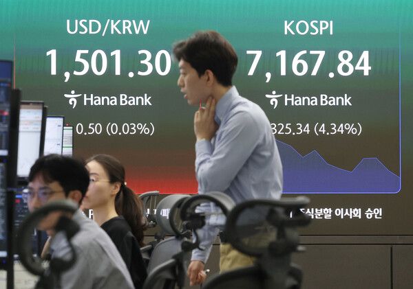 18일 서울 중구 하나은행 딜링룸 모습. [연합뉴스]