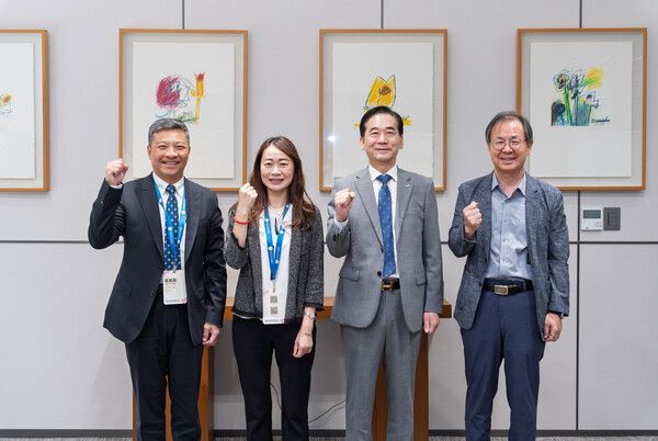 지난 15일 서울 종로구 교보생명빌딩에서 열린 ‘한국-대만 사회정서학습 교류회’에서 참석자들이 기념촬영을 하고 있다. (왼쪽부터) 란이천 대만 푸런대 총장, 쉬지아치엔 대만교육부 학생정책 및 특수교육과 부국장, 최화정 교보교육재단 이사장, 정창우 서울대 교수. [교보교육재단]