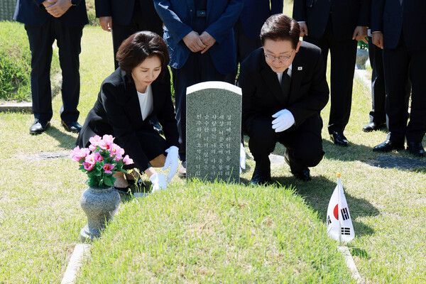 이재명 대통령이 18일 광주 북구 5·18 민주묘지에서 양창근 열사 묘소를 둘러보고 있다. [연합뉴스]