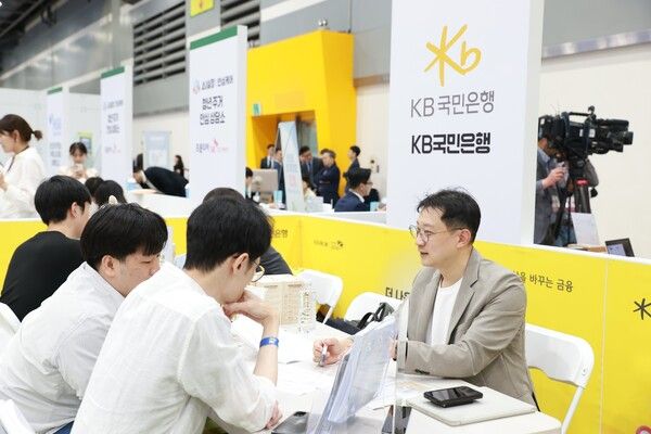 KB국민은행 자산관리 전문가가 지난 17일 서울 양재동 aT센터에서 열린 ‘젊은 한국 청년취업·멘토링 콘서트’에서 청년들의 금융 고민을 상담하고 있다. [KB국민은행]