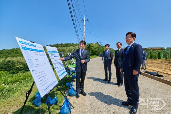 이재명 대통령이 15일 경북 의성군 대구경북통합신공항 건설 예정부지를 방문해 관계자의 설명을 듣고 있다. [청와대]