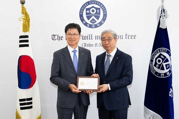 18일 연세대학교 총장실에서 강태영 NH농협은행 은행장(왼쪽)과 윤동섭 연세대학교 총장(오른쪽)이 발전기금 전달식에 참석해 기념촬영을 하고 있다. [NH농협은행]