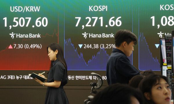 19일 서울 중구 하나은행 딜링룸 모습. [연합뉴스]