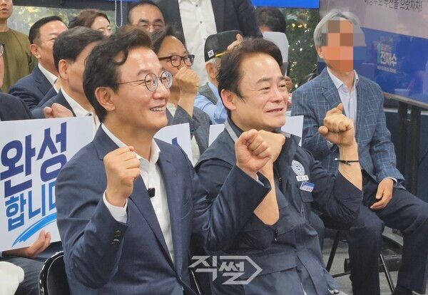 전재수 더불어민주당 부산시장 후보가 부산 선거사무소에서 열린 해양수도완성 선거대책위원회 출범식에 참석해 관계자들과 기념 퍼포먼스를 하고 있습니다. [박정우 기자]