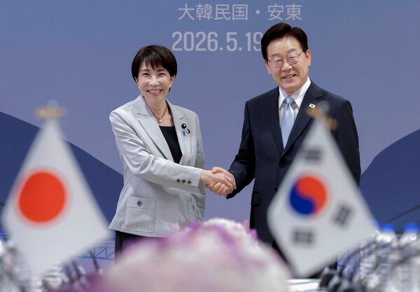 이재명 대통령과 다카이치 사나에 일본 총리가 19일 경북 안동 한 호텔에서 확대 정상회담에 앞서 악수하고 있다. [연합뉴스]