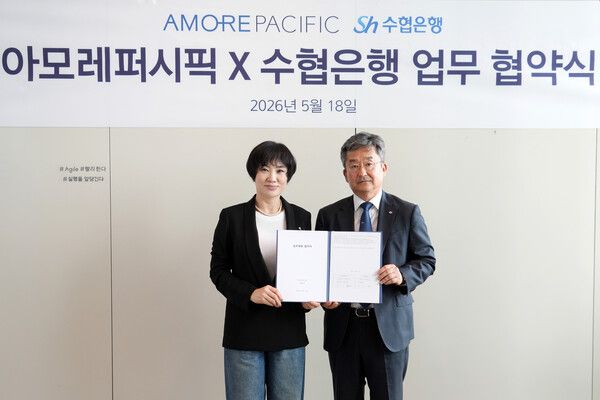 Sh수협은행은 아모레퍼시픽과의 업무제휴 협약을 통해 오는 6월 1일부터 ‘Sh쿠폰적금 with Amore Mall’ 쿠폰적금을 출시한다고 19일 밝혔다. 장문호 수협은행 부행장(오른쪽)과 김경연 아모레퍼시픽 e-커머스 Unit 부사장이 기념촬영을 하고 있다. [Sh수협은행]