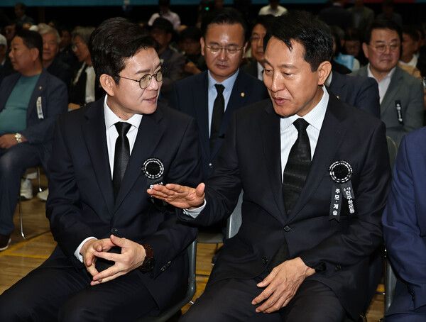 더불어민주당 정원오 서울시장 후보(왼쪽)와 국민의힘 오세훈 서울시장 후보가 18일 서울시청 본관에서 열린 5ㆍ18민주화운동 제46주년 서울기념식에서 대화하고 있다. [연합뉴스]