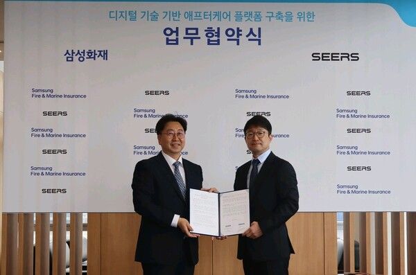 이해성 삼성화재 헬스케어사업팀장 상무(왼쪽)와 이영신 씨어스 대표가 지난 19일 디지털 헬스케어 공동사업 추진을 위한 업무협약식에서 기념촬영을 하고 있다. [삼성화재]