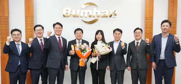 (사진 왼쪽 세번째부터) 김태한 BNK경남은행 장, 최민철 범한메카텍㈜ 상무, 황순심 범한퓨얼셀㈜ 이사, 정영식 범한그룹 회장. [BNK경남은행]