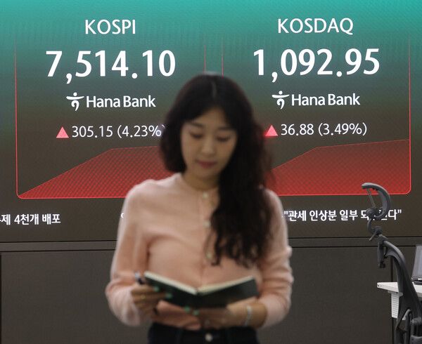 21일 서울 중구 하나은행 딜링룸 모습. [연합뉴스]