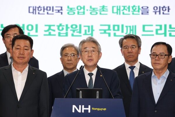 강호동 농협중앙회장이 21일 서울시 중구 농협중앙회 본관에서 강호동 농협중앙회장이 농업인 조합원과 국민께 드리는 글을 발표하고 있다. [농협중앙회]