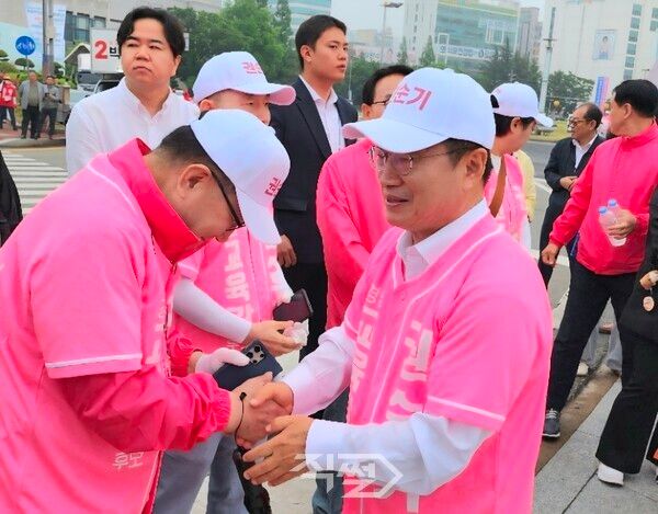 권순기 경남교육감 후보가 창원시청 광장에서 열린 출정식에서 지지자들과 인사를 나누며 본격적인 선거운동에 돌입하고 있다. [박정우 기자]