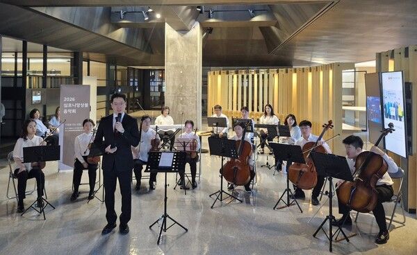IPARK현대산업개발은 본사 로비에서 장애인 예술단 심포니 앙상블의 봄의 소리(Voice of Spring) 음악회를 개최했다. [IPARK현대산업개발]
