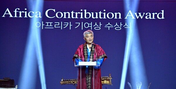 정원주 대우건설 회장이 지난 20일 오후 서울 용산구 그랜드하얏트서울 그랜드볼룸에서 열린 '2026 아프리카 데이'에서 '한-아프리카 기여상' 수상 후 소감을 말하고 있다. [대우건설]