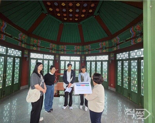 학교급식 조리사들이 조문국사적지에서 지역 문화 체험을 하고 있다. [의성교육지원청]