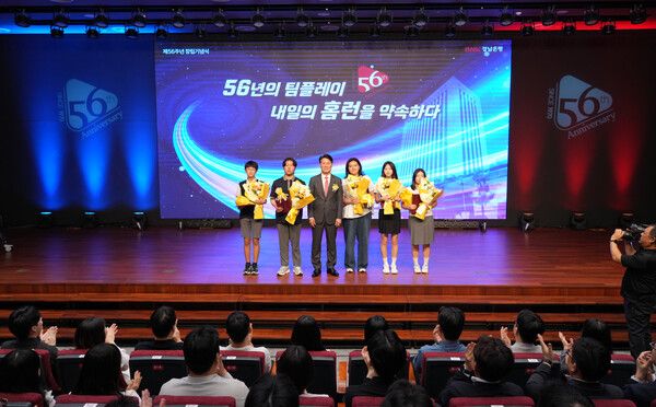 김태한 BNK경남은행 은행장(사진 왼쪽 세번째)이 지역 학생들과 기념촬영을 하고 있다. [BNK경남은행]