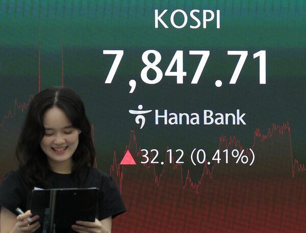 22일 서울 중구 하나은행 딜링룸 모습. [연합뉴스]