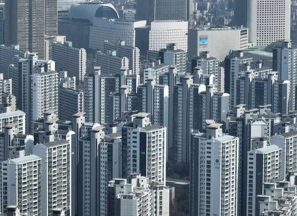 은행권에서는 서울시 토지거래허가구역 해제 여파가 대출 금리에 영향을 미쳤다고 설명한다. 사진은 서울 송파구 일대 아파트 단지. [연합뉴스]
