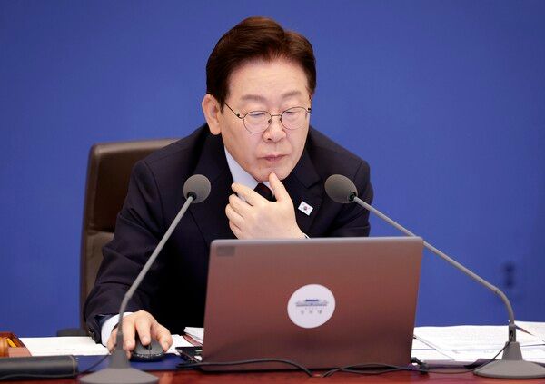 이재명 대통령이 26일 청와대에서 열린 국무회의 겸 비상경제점검회의에서 자료를 보고 있다. [연합뉴스]