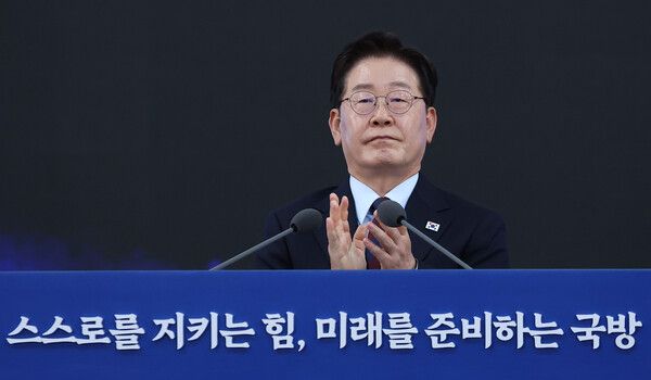이재명 대통령이 26일 경남 창원시 진해구에서 열린 제1회 미래국방전략위원회에서 핵추진잠수함 개발 기본계획 영상 시청 후 박수치고 있다. [연합뉴스]