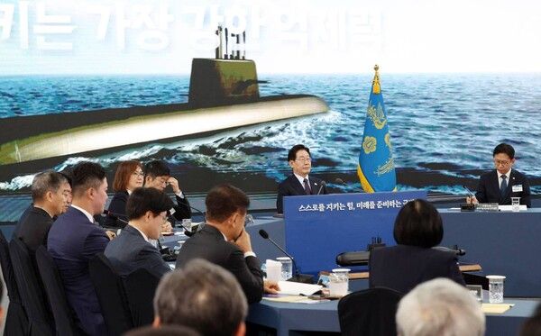 이재명 대통령이 26일 경남 창원시 진해구에서 열린 제1회 미래국방전략위원회에서 안규백 국방부 장관의 핵추진잠수함 개발 기본계획 보고를 듣고 있다. [연합뉴스]