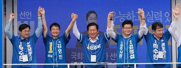 더불어민주당 정청래 총괄상임선거대책위원장이 27일 충남 국립공주대학교 인근 흑수골길 공터에서 김영빈 충남 공주부여청양 국회의원 보궐선거 후보, 김정섭 공주시장 후보에 대한 지지를 호소하고 있다. [연합뉴스]