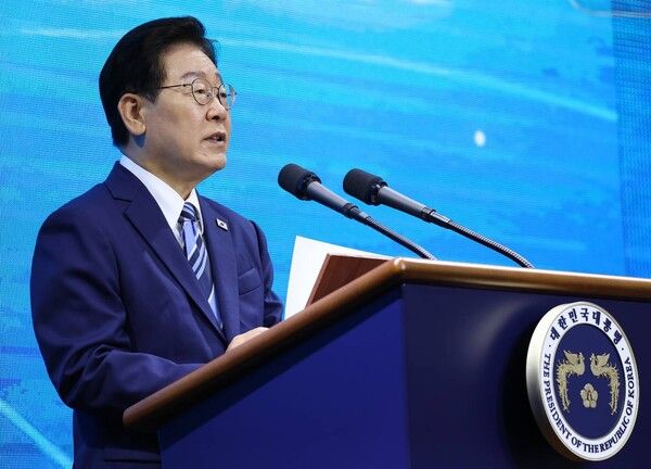 이재명 대통령이 27일 부산 영도구에서 열린 제31회 바다의 날 기념식에서 기념사를 하고 있다. [연합뉴스]