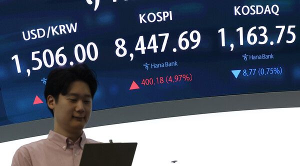 27일 서울 중구 하나은행 딜링룸 모습. [연합뉴스]