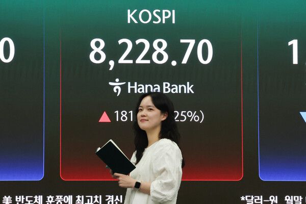 27일 서울 중구 하나은행 딜링룸 모습. [연합뉴스]