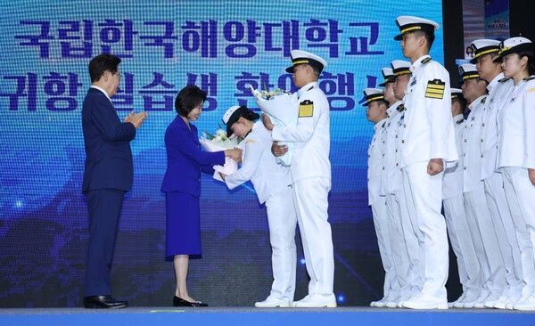 이재명 대통령과 김혜경 여사가 27일 부산 영도구에서 열린 제31회 바다의 날 기념식에서 귀항 보고를 한 해양대 실습생들을 격려하고 있다. [연합뉴스]