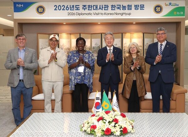27일 서울시 중구 농협중앙회 본관에서 강호동 회장(사진 오른쪽에서 세 번째)과 5개 국가 주한 대사들이 환담 후 기념촬영을 하고 있다. [농협중앙회]