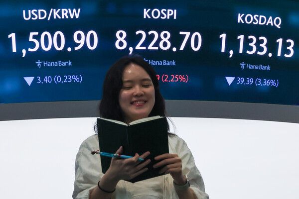 28일 서울 중구 하나은행 딜링룸 모습. [연합뉴스]