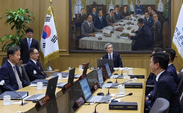 신현송 한국은행 총재가 28일 서울 중구 한국은행에서 열린 금융통화위원회 본회의를 주재하고 있다. [연합뉴스]