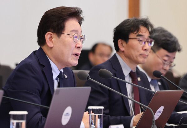 이재명 대통령이 28일 청와대에서 열린 수석보좌관회의에서 발언하고 있다. [연합뉴스]