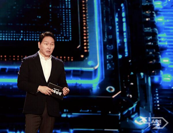 최태원 SK 회장이 28일 방영된 KBS 다큐 인사이트 인재전쟁2 – 최태원의 대답에 출연해 AI 인재상에 대해 강연하고 있다. [SK]