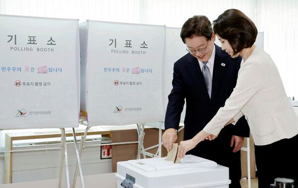 이재명 대통령과 김혜경 여사가 제9회 전국동시지방선거 사전투표 첫날인 29일 서울 종로구 삼청동 주민센터에서 사전투표를 하고 있다. [연합뉴스]