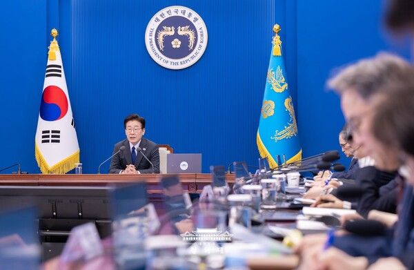 이재명 대통령이 30일 청와대에서 열린 수석보좌관회의에서 발언하고 있다. [청와대]