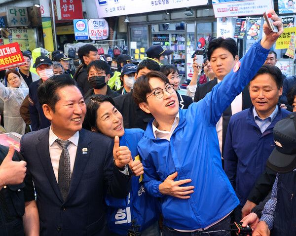 3일 오후 부산 북구 구포시장에서 더불어민주당 정청래 대표와 북갑 국회의원 보궐선거 출마를 공식화한 하정우 전 청와대 AI 미래기획수석이 상인들과 사진을 찍고 있다. [연합뉴스]