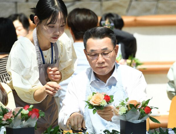 장병호 한화투자증권 대표이사가 플라워 박스를 제작하고 있다.[한화투자증권]