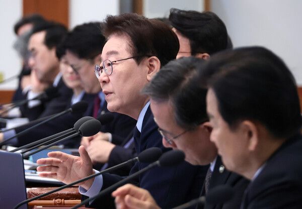 이재명 대통령이 6일 청와대에서 국무회의 겸 비상경제점검회의를 주재하고 있다. [연합뉴스]