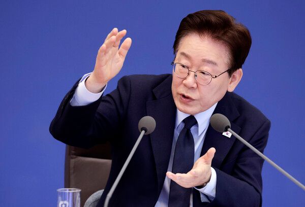 이재명 대통령이 6일 청와대에서 열린 국무회의 겸 비상경제점검회의에서 발언하고 있다.[연합뉴스]