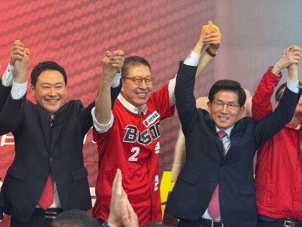지난2일 부산 서면의 한 빌딩에서 열린 박형준 국민의힘 부산시장 후보 선거 개소식에서 장동혁 대표 등 국힘 지도부가 총출동해 파이팅을 외치고 있다. [연합뉴스]