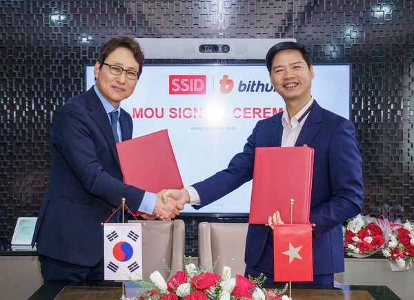 이재원 빗썸 대표(왼쪽)와 응우옌 칵 하이 SSID CEO가 지난 3월 2일 업무협약 체결 기념 촬영을 하고 있다. [빗썸]